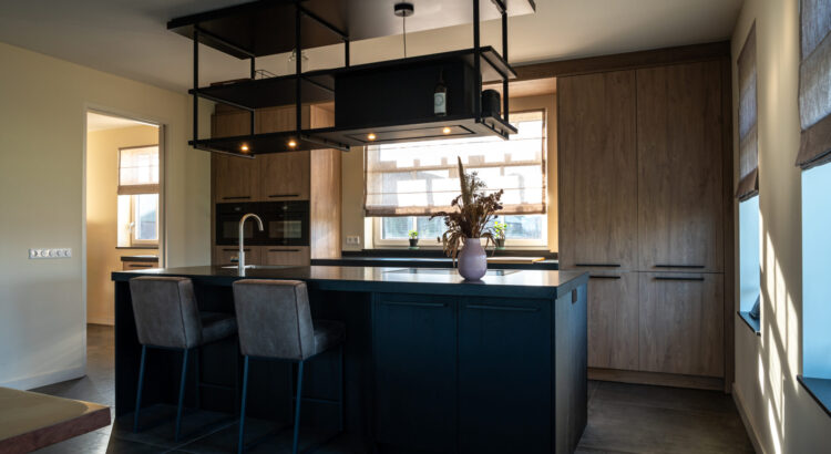 Bruine moderne keuken