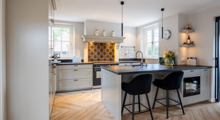 Landelijke keuken met kookeiland