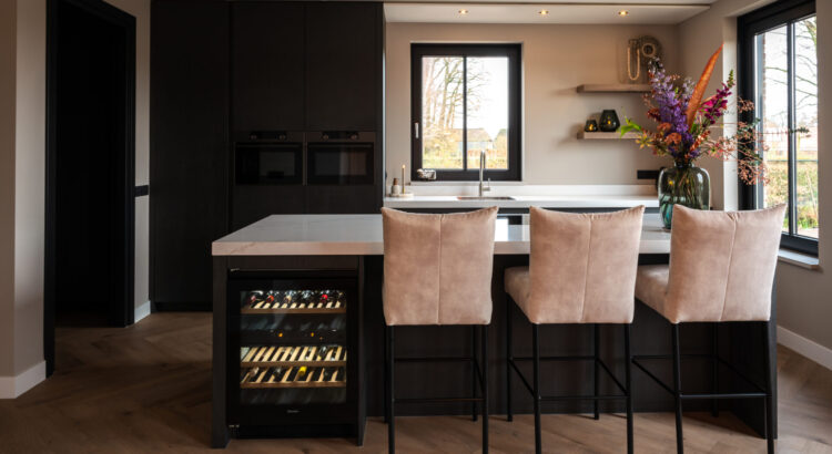 Moderne zwarte keuken