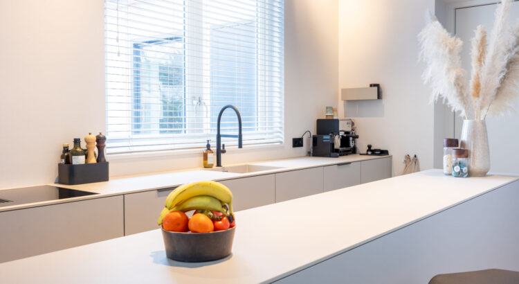 Strakke lichte keuken