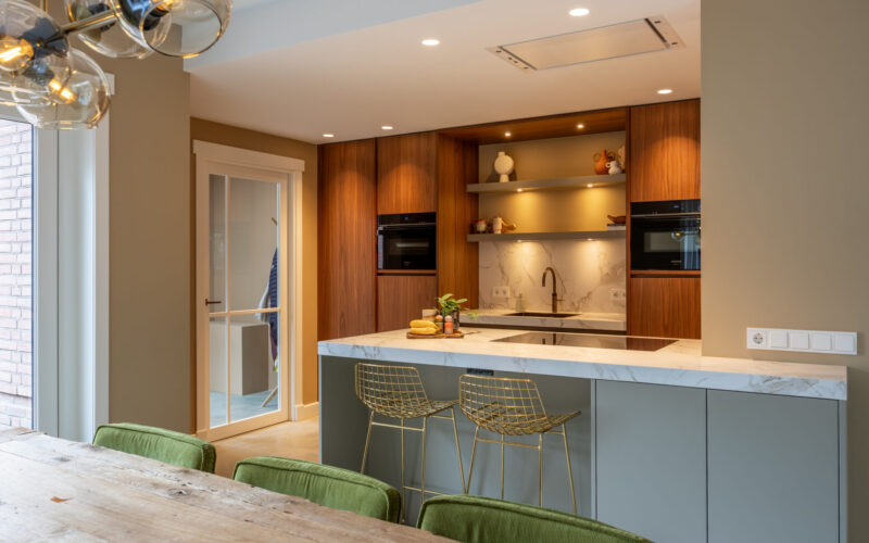 Luxe keuken met notenhout Luxe keuken met notenhout
