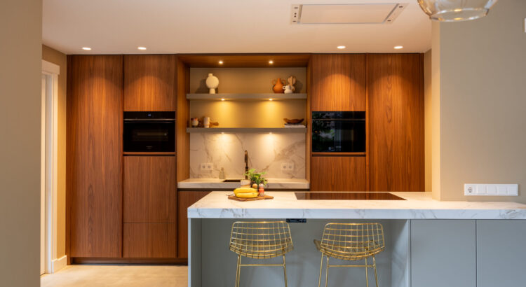 Luxe keuken met notenhout