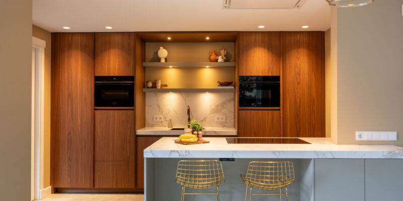 Luxe keuken met notenhout Luxe keuken met notenhout