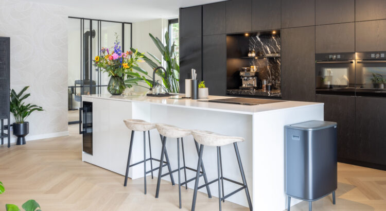 Moderne keuken met kookeiland